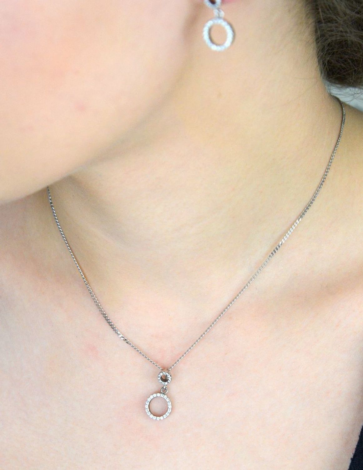 Zawieszka damska W 2231 wykonana ze srebra próby 925, przedstawiająca dwa kółeczka zdobione cyrkonią. Lekka i stylowa – długość 2,0 cm, szerokość 9 mm, waga 1,30 g. 1.jpg